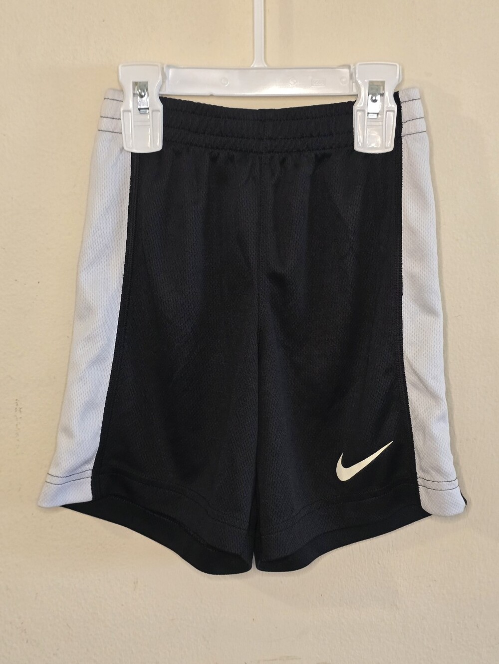 Nike Boys Athletic Shorts Size 6 Black White Mesh Swoosh 5-6Y Sport Training Kid